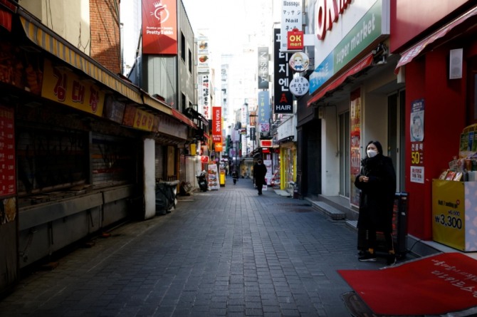 지난해 11월 23일 오가는 행인을 찾아보기도 어려운 서울 중심가 명동의 뒷골목 모습. 사진=로이터