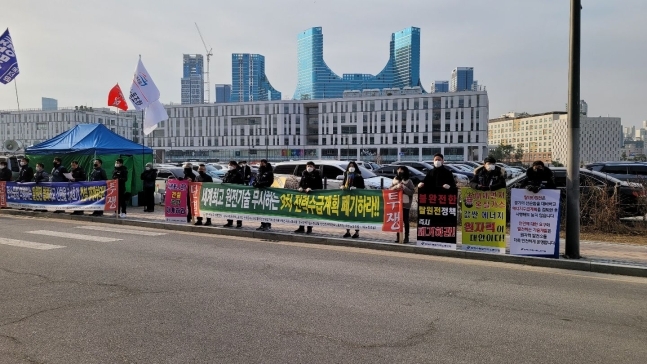 원자력노동조합연대가 24일 세종시 산업통상자원부 청사 앞에서 신한울 3·4호기 공사 재개를 촉구하고 있다. 사진=원자력노동조합연대 