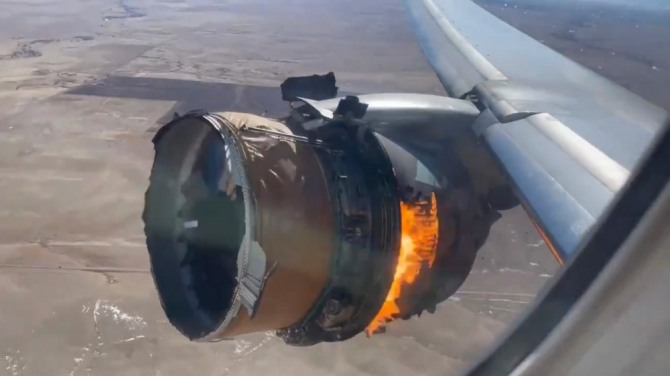 지난 20일(현지시간) 미 유나이티드항공 보잉 777 여객기가 콜로라도주 덴버의 덴버 국제공항에서 이륙한 직후 우측 엔진에 고장을 일으켜 불이 나고 있다. 사진=AP/뉴시스