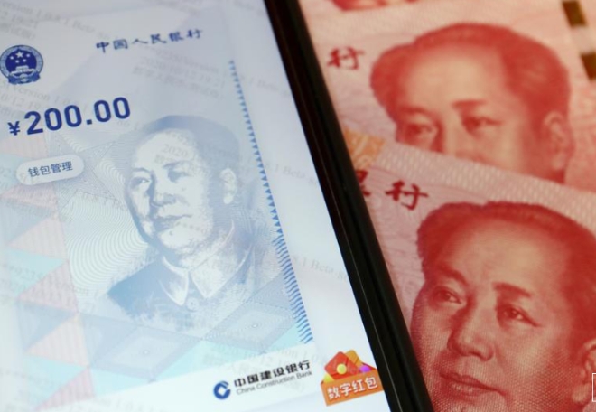 중국 디지털 위안화와 지폐 100위안  사진=로이터