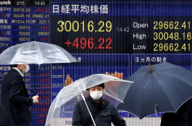 일본 닛케이 평균주가가 30년 반 만에 30000엔을 돌파하면서 이에 편승하려는 초보 투자자들이 늘어나면서 전문가들이 이들에 대한 주의를 당부하고 있다.