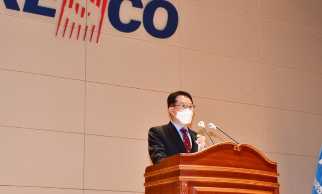 한국전기안전공사 박지현 사장이 25일 전북혁신도시 본사에서 열린 제17대 사장 취임식에서 취임사를 하고 있다. 사진=한국전기안전공사 
