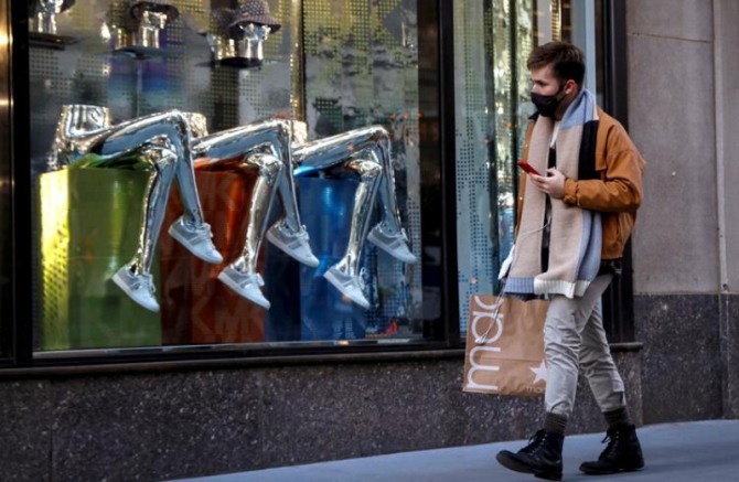 미국 뉴욕 5 번가에서 코로나 바이러스(COVID-19)가 유행하는 동안 한 남성이 쇼핑을 하고 있다. 사진=로이터 