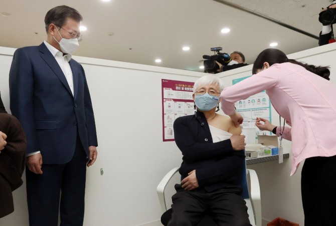 문재인 대통령이 서울 마포구 보건소를 찾아 코로나19 백신 첫 접종을 지켜보고 있다. 사진=뉴시스