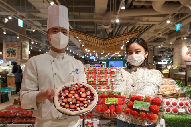 AK플라자는 오는 3월 4일까지 식품관에서 딸기 축제를 개최한다. 사진=AK플라자