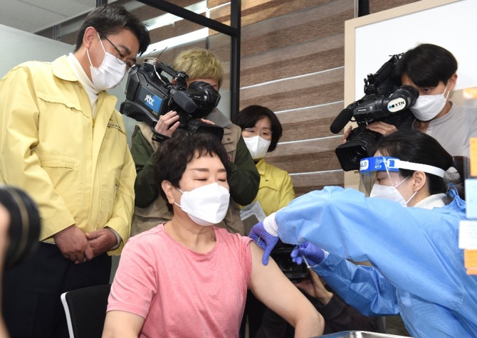 서울 노원구 보건소에서 요양보호사 이경순가 아스트라제네카 백신 접종을 받고 있다 (노원구청 제공)