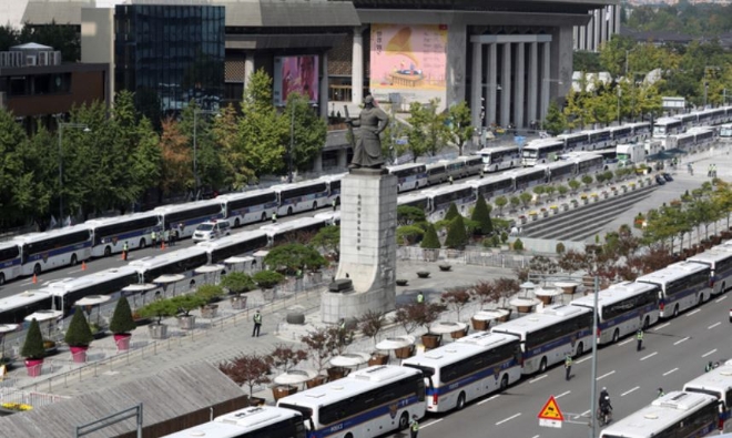 지난해 10월 3일 서울 광화문광장 일대 집회 통제 모습. 사진=뉴시스