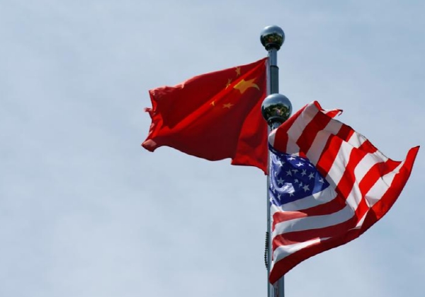 미국교육기관은 중국군이 중요기술을 훔치는 것을 방지하기 위해 대책을 강구해야한다는 독립위원회의 보고서가 작성됐다. 사진은 상하이에서 게양된 미국과 중국 국기. 사진=로이터