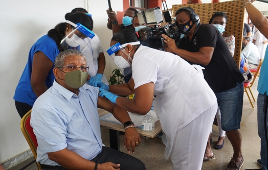 지난 1월 10일 세이셀 공화국의 대통령 HE Wavel Ramkalawan은 아프리카 국가 원수로는 처음으로 코로나19 백신을 접종받고 있다. 사진=세이셀대통령집무실