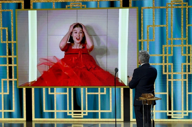 한국시각 1일 열린 제78회 2021년 골든 글로브 시상식에서 집에서 원격으로 참가한 뮤지컬‧코미디 영화 부문 여우주연상을 수상한 로자먼드 파이크가 풍성한 빨간색 드레스 차림으로 사회자와 인터뷰를 하고 있다.