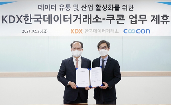 KDX한국데이터거래소 박재현(왼쪽) 대표와 쿠콘 김종현 대표가 협약 체결 후 기념 촬영을 하고 있다.