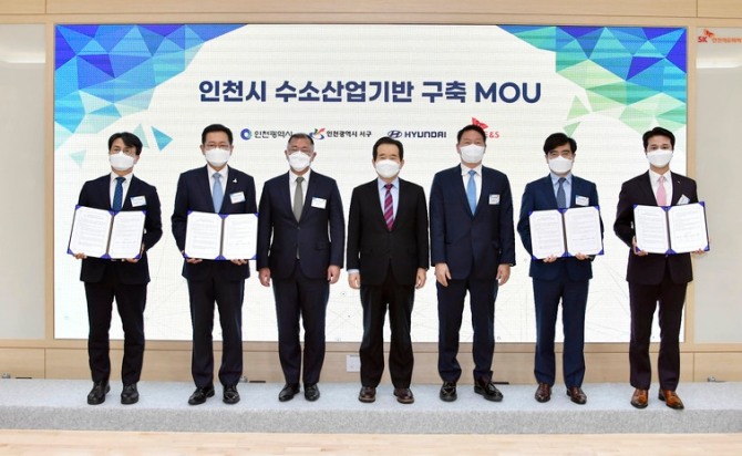 인천시 수소산업기반구축 MOU 체결식 장면. (왼쪽부터) 이재현 인천 서구청장, 박남춘 인천시장, 정의선 현대차그룹 회장, 정세균 국무총리, 최태원 SK그룹 회장, 공영운 현대차 사장, 추형욱 SK E&S 사장 겸 수소사업추진단장 사진=SK