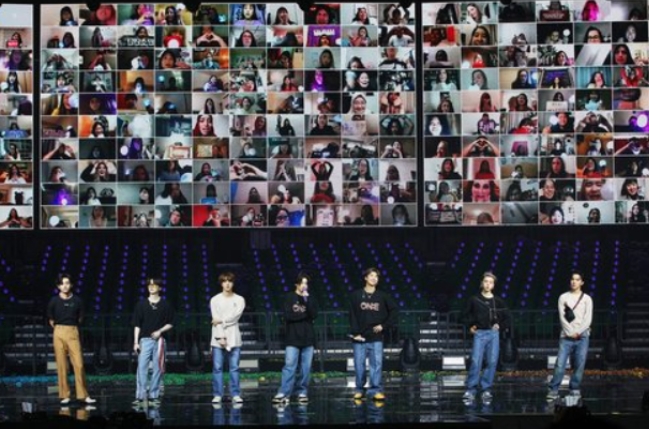지난해 10월 위버스샵에서 생중계된 온라인 콘서트 ‘BTS 맵 오브 더 솔 원’에서 방탄소년단이 화면을 통해 팬들과 인사를 나누고 있다. 사진=빅히트엔터테인먼트
