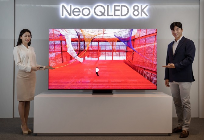 삼성전자 모델이 3일 서울 서초동에 있는 삼성 딜라이트에서 신제품 Neo QLED TV를 소개하고 있다. 사진=삼성전자 