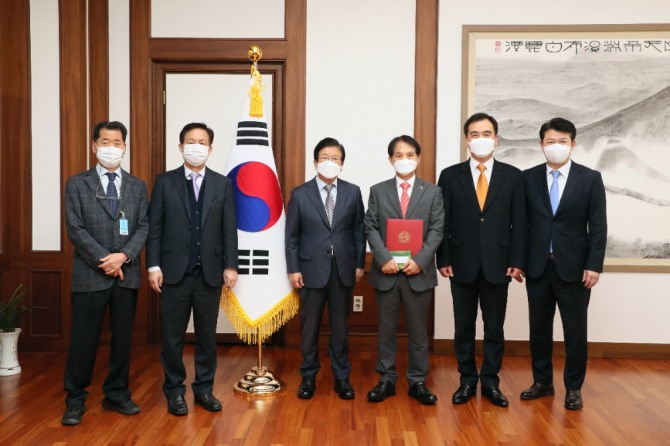 3일 국회 의장실에서 열린 국회의장 공로상 수상식에 참석한 박병석 국회의장(왼쪽에서 세번째)과 이광형 카이스트 총장(왼쪽에서 네번째) 등이 기념사진을 찍고 있다. 사진=국회의장실 제공