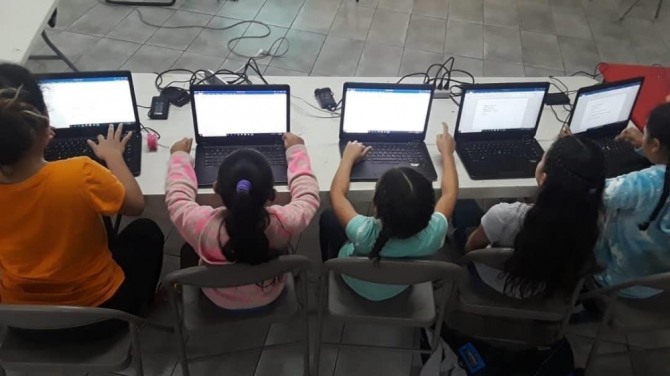 멕시코 학생들이 컴퓨터를 통해 공부를 하고 있다. 사진=courtesy of Espacio Migrante