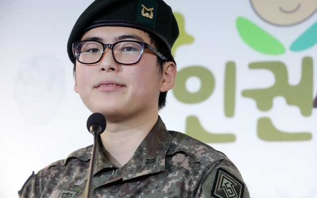 변희수 육군 하사가 2020년 1월 22일 서울 마포구 군인권센터에서 육군의 전역 결정에 대한 긴급 기자회견을 하고 있다. 사진=뉴시스 