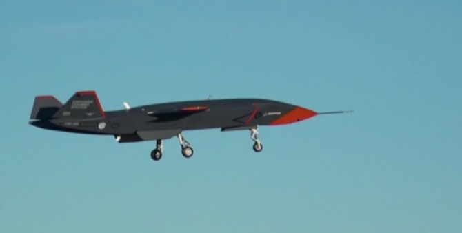 호주와 공군이 공동 개발 중인 AI탑재 무인 전투기 '로열윙맨'이 지난달 27일(현지시각) 호주 우메라 공군기지 상공에서 처녀 비행시험을 하고 있다. 사진=호주공군