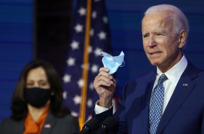 미국 수도 워싱턴의 백악관에서 기자들을 앞에 두고 마스크 착용을 호소하고 있는 조 바이든 대통령.