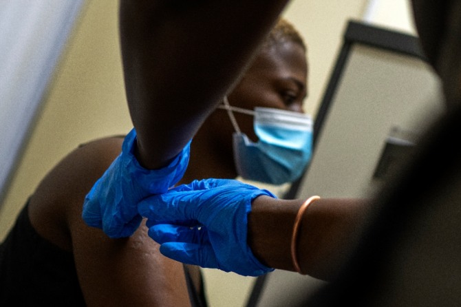 사진은 2020년 11월 30일 요하네스버그 외곽 한 병원에서 한 자원봉사자가 시험 백신을 맞는 모습. 사진=뉴시스