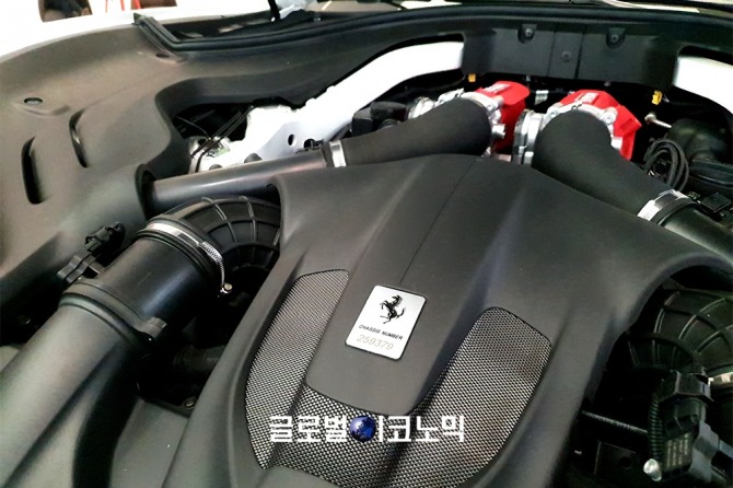 페라리가 4일 공개한 컨버터블 GT 모델 '포르토피노 M' 엔진룸. 엔진에는 고유 번호가 각인됐다. 사진=글로벌이코노믹 성상영 기자