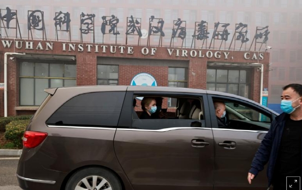 지난 2월3일 중국 허베이성 우한시의 바이러스연구소를 방문한 WHO 주도의 국제조사단. 사진=로이터