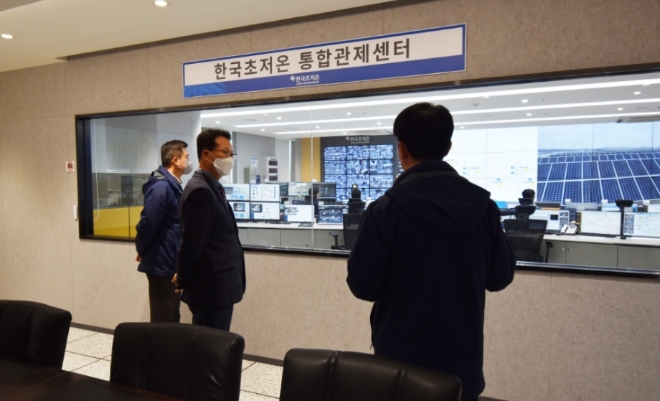한국전기안전공사 박지현 사장(가운데)이 4일 경기 평택 주식회사한국초저온을 방문해 브리핑을 받고 있다. 사진=한국전기안전공사 