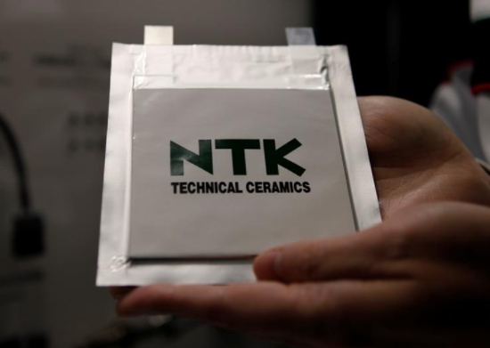 일본 세라믹업체 NTK가 지난 2017년 12월 17일 전고체 배터리 시제품을 선보이고 있다. 사진=로이터
