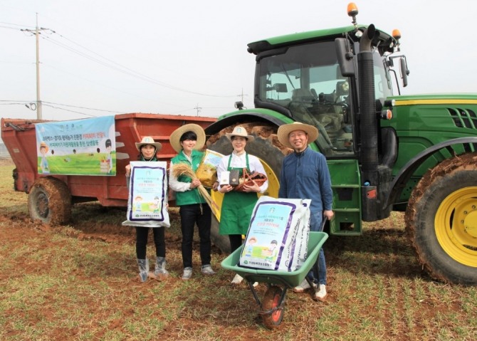 지난 3월 3일 경기도 평택시 소재의 한 농가에서 친환경 커피 퇴피를 전달한 후 전대경 미듬영농조합 대표(오른쪽에서 첫번째)와 스타벅스 파트너들이 기념사진을 촬영하고 있다. 사진=스타벅스코리아