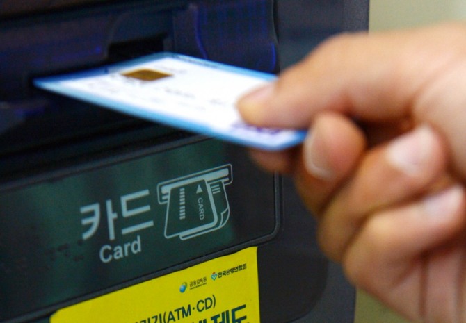 신용카드사들이 잇따라 현금자동입출금기(ATM)와 현금지급기(CD)를 통한 단기카드대출(현금서비스) 이용수수료를 인상하고 있다. 사진=뉴시스