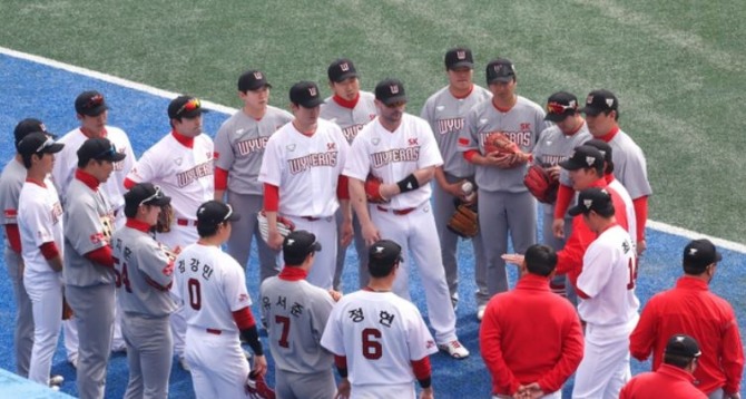 KBO 프로야구팀 SK 와이번스가 5일 제주 서귀포시 강창학야구장에서 스프링캠프 마지막 훈련을 소화하고 있다. 이날은 선수단이 SK 와이번스 로고가 박힌 유니폼을 입는 마지막날이다. 사진=뉴시스