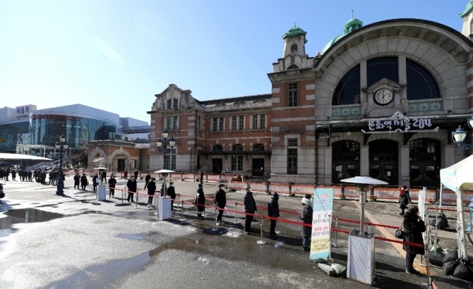 서울역 광장에 설치된 중구 임시 선별검사소에서 시민들이 코로나19 검사를 받기 위해 대기하고 있다. 사진=뉴시스