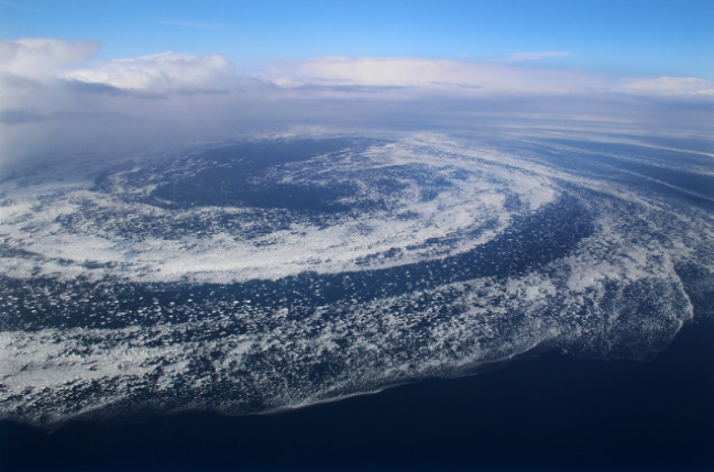 사진은 기상위성이 포착한 홋카이도 몬베츠(紋別沖) 앞바다에 등장한 거대한 유빙 소용돌이의 모습.