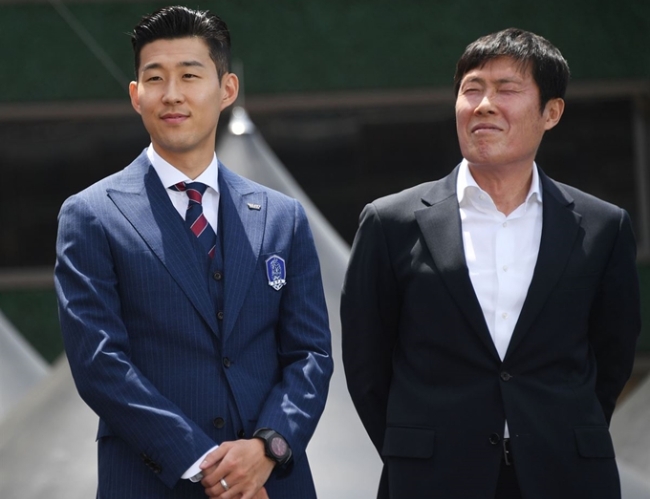 영국 언론 ‘90min’가 선정한 역대 최고 아시아선수 1위에 오른 차범근 전 감독(오른쪽)과 현역으로 최고인 3위에 오른 손흥민(왼쪽)이 함께한 모습.