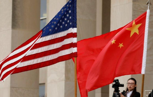 중국 베이징에 게양된 미국성조기와 중국 오성홍기. 사진=로이터