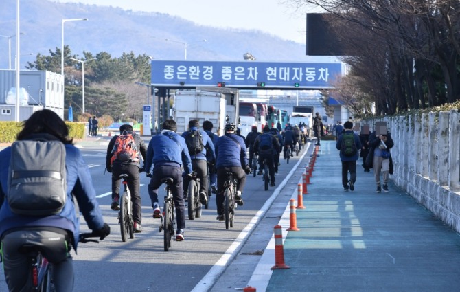 현대자동차 울산공장 직원들이 지난 1월 울산 북구 현대차 명촌 정문으로 출근하고 있다. 사진=뉴시스