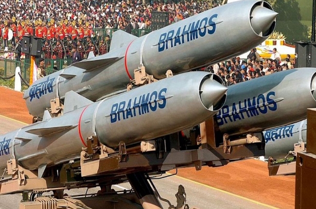사진은 중국의 광시좡족 자치구에 건설 중인 지대공 미사일 기지에 대응해 베트남이 인도에서 도입해 실전배치 계획을 세우고 있는 순항 미사일 ‘브라모스’의 모습.