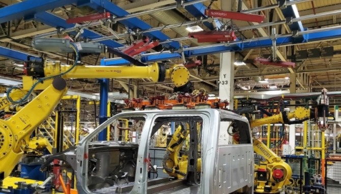 로드스타운 모터스가 제너럴모터스로부터 구입한 공장에서 처음으로 금속 차체의 베타 빌드를 완료, 이달 중 트럭에 탑재할 예정이다. 사진=폭스비즈니스