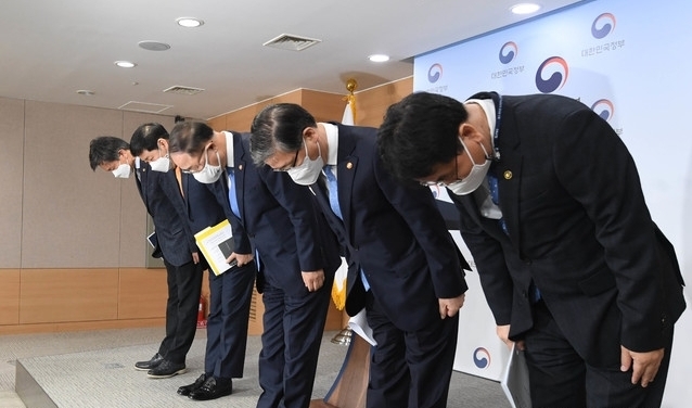 홍남기 경제부총리 겸 기획재정부 장관(왼쪽 3번째)과 변창흠 국토교통부 장관(왼쪽 4번)이 7일 정부서울청사에서 부동산 관계장관회의 후 '국민께 드리는 말씀' 발표에서 대국민 사과 인사를 하고 있다. 사진=기획재정부 