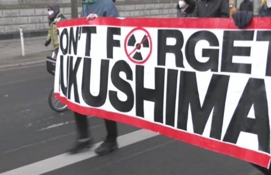 독일 베를린에서 환경단체와 시민 200여명이 후쿠시마 원전 사고 10주년을 맞아 세계 각국의 원전 폐지를 호소하는 시위를 벌였다. 사진=NHK