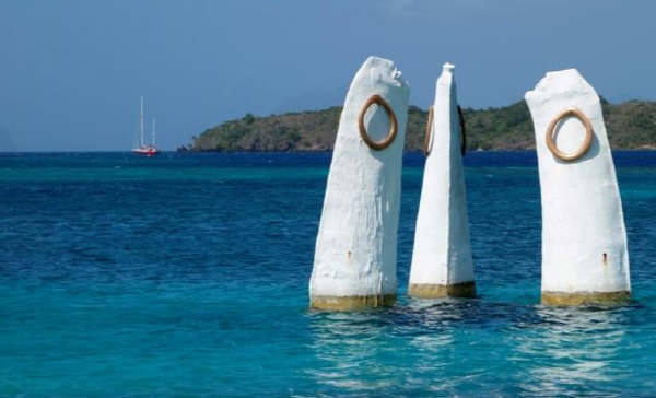 카리브해 마르티니크섬 휴양지에 세워져 있는 프랑스 관광 여행 및 리조트업체 클럽메드의 로고. 사진=로이터 