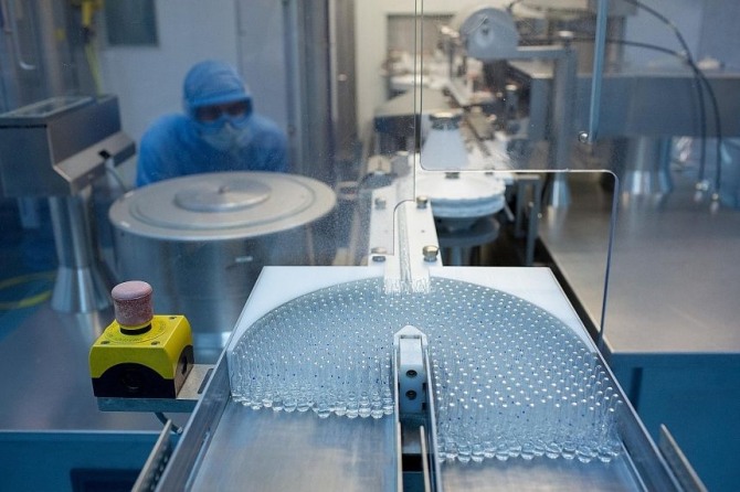 제약회사 Binnopharm 공장에서 러시아의 신종 코로나바이러스 감염증 백신 스푸트니크 V가 제조되고 있는 모습. 사진=로이터 