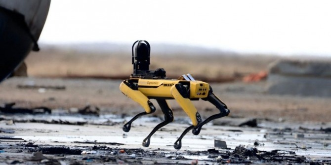 보스톤다이내믹스의 로봇개 스팟 브랜드 '제우스'가 스페이스엑스 폭발 잔해 현장을 누비고 있다. 사진=오스틴 바나드 트위터