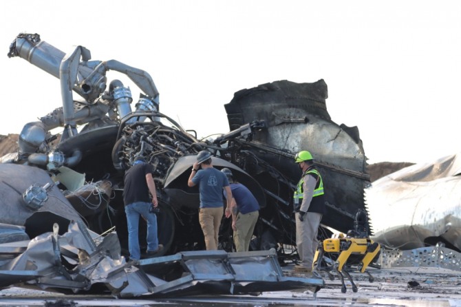 스페이스엑스 폭발 잔해 현장을 누비는 스팟 로봇 '제우스' 사진=오스틴 바나드 트위터