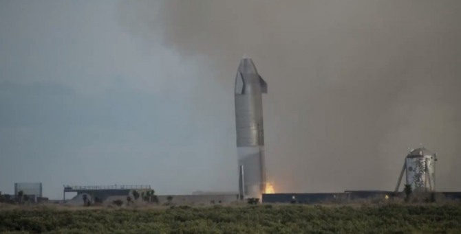 착륙후 폭발 직전의 SN10 로켓. 사진=에브리데이애스트로노트 트위터 동영상 캡쳐