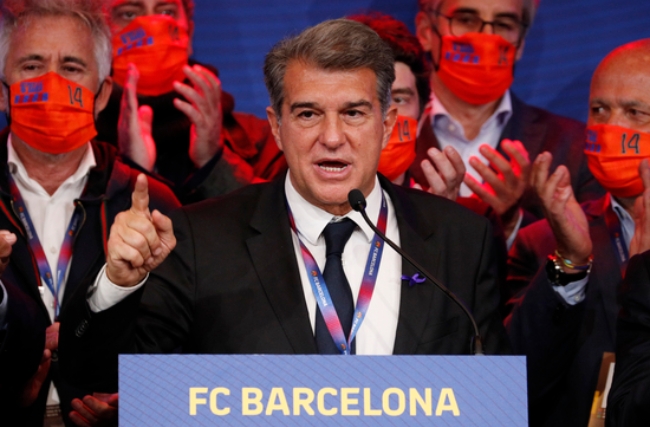 7일(현시시간) FC바르셀로나 새 회장에 당선된 후안 라포르타가 당선 인사를 하고 있다.