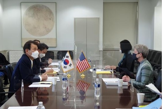 정은보 방위비협상 대사(왼쪽)과 도나 웰튼 미 국무부 방위비분담협상 대표가 협상을 벌이고 있다. 사진=외교부
