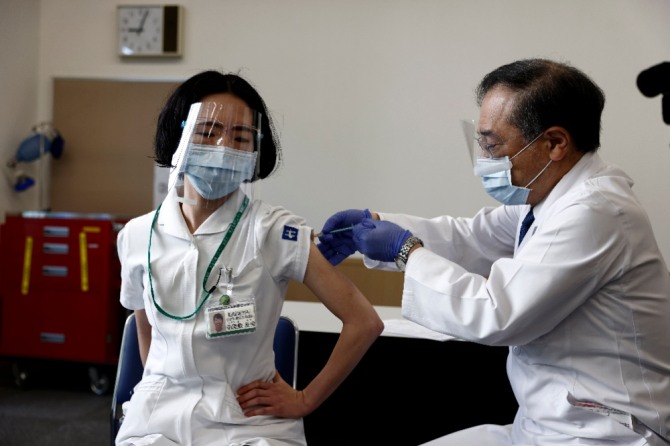 일본 도쿄의 도쿄 의료센터에서 의료인이 코로나19 백신을 접종하고 있다. 사진=뉴시스