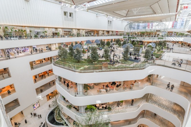 현대백화점그룹의 '더현대 서울'은 백화점의 새로운 공간 개념을 제시했다는 평가다. 사진=글로벌이코노믹DB
