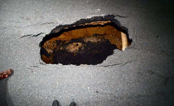  20일 오후 6시30분께 광주 남구 봉선동 주택가 앞 도로에서 길이·깊이 2m 크기의 땅꺼짐(싱크홀) 현상이 발생해 주민들이 불안해 하고 있다.사진=뉴시스DB
